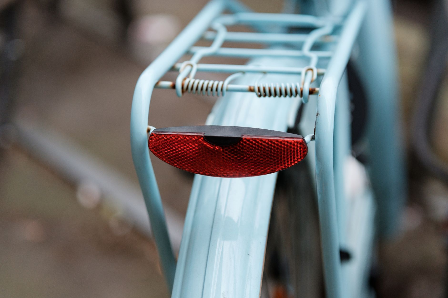 Vélo électrique urbain équipé avec garde-boue et porte-bagages en ville